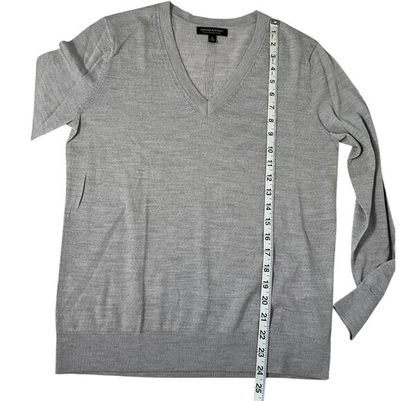 Banana Republic 100% Merino Wool V-Neck Sweater – Gray – Size Small – NWOT - Picture 9 of 10